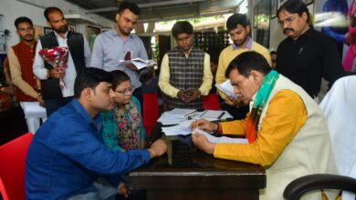 Photo of नगर विकास एवं ऊर्जा मंत्री शर्मा ने लखनऊ स्थित आवास पर की जनसुनवाई