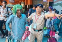 Photo of सिविल डिफेंस के स्वयंसेवकों द्वारा दिल्ली, नई दिल्ली एवं आनंदविहार रेलवे स्टेशन पर विशेष सेवा अभियान