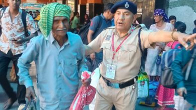 Photo of सिविल डिफेंस के स्वयंसेवकों द्वारा दिल्ली, नई दिल्ली एवं आनंदविहार रेलवे स्टेशन पर विशेष सेवा अभियान