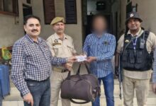 Photo of यात्री का जम्मू रेलवे स्टेशन पर छूटा हुआ बैग मुख्य टिकट निरीक्षक ने जीआरपी की मदद से यात्री को लौटाया