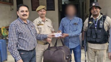 Photo of यात्री का जम्मू रेलवे स्टेशन पर छूटा हुआ बैग मुख्य टिकट निरीक्षक ने जीआरपी की मदद से यात्री को लौटाया