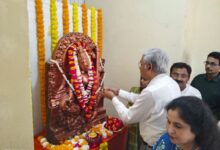 Photo of कुलगुरु प्रो. आलोक चौबे ने कलर के माध्यम से कैनवास में गणेश आकृति बनाकर किया शुभारंभ