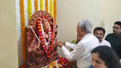 Photo of कुलगुरु प्रो. आलोक चौबे ने कलर के माध्यम से कैनवास में गणेश आकृति बनाकर किया शुभारंभ