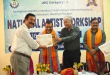 Photo of ग्रामोदय विश्वविद्यालय में राष्ट्रीय चित्रकला कार्यशाला का समापन