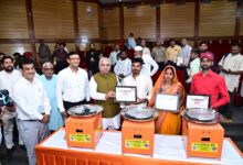 Photo of मंत्री राकेश सचान ने कारीगरों को किया सम्मानित, परंपरा और नवाचार के समन्वय पर दिया जोर