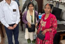 Photo of जम्मू मंडल के रेल कर्मचारियों ने ट्रेन में यात्री का भूल वश छूटा हुआ बैग सुरक्षित लौटाया