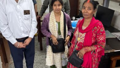 Photo of जम्मू मंडल के रेल कर्मचारियों ने ट्रेन में यात्री का भूल वश छूटा हुआ बैग सुरक्षित लौटाया