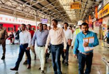 Photo of लखनऊ मंडल रेल प्रबंधक द्वारा लखनऊ स्टेशन का निरीक्षण, कॉनकोर्स निर्माण एवं भीड़ प्रबंधन की समीक्षा