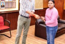 Photo of मंडल रेल प्रबंधक, वाराणसी आशीष जैन ने रेलवे की महिला कबड्डी खिलाड़ी ख़ुशी सिंह को सम्मानित किया