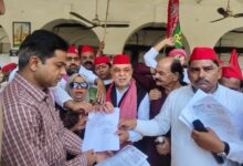 Photo of सपा विधायक रविदास मेहरोत्रा के नेतृत्व में सोमवार, नगर निगम के खिलाफ जोरदार प्रदर्शन करते हुए घेराव किया