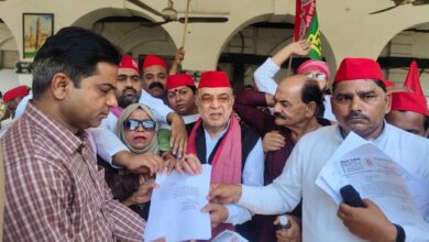 Photo of सपा विधायक रविदास मेहरोत्रा के नेतृत्व में सोमवार, नगर निगम के खिलाफ जोरदार प्रदर्शन करते हुए घेराव किया