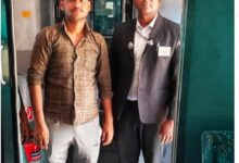 Photo of मुख्य टिकट निरीक्षक बनारस ने खोया हुआ कीमती आभूषण आदि से भरा बैग यात्री को वापस करवाया