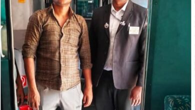 Photo of मुख्य टिकट निरीक्षक बनारस ने खोया हुआ कीमती आभूषण आदि से भरा बैग यात्री को वापस करवाया
