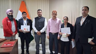 Photo of चेकिंग स्टाफ की बदौलत यात्री को मिला बैग : वरिष्ठ मंडल वाणिज्य प्रबंधक द्वारा उत्कृष्ट कर्मचारीगण सम्मानित