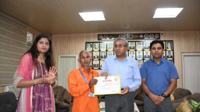 Photo of पूर्वाेत्तर रेलवे, लखनऊ मंडल प्रबंधक द्वारा कर्मचारियों को “स्टार परफॉर्मर ऑफ़ द मंथ” पुरस्कार
