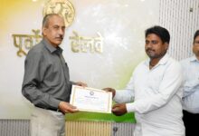 Photo of पूर्वोत्तर रेलवे, वाराणसी मंडल पर कर्मचारी “सेफ्टी स्टार ऑफ़ द मंथ” पुरस्कार से पुरस्कृत