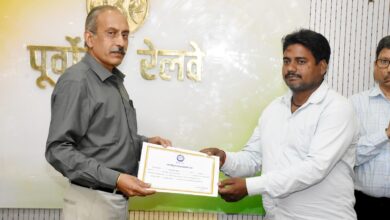 Photo of पूर्वोत्तर रेलवे, वाराणसी मंडल पर कर्मचारी “सेफ्टी स्टार ऑफ़ द मंथ” पुरस्कार से पुरस्कृत