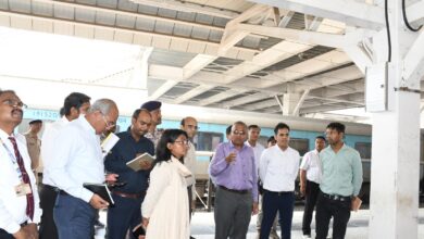 Photo of पूर्वोत्तर रेलवे लखनऊ मण्डल रेल प्रबंधक ने अधिकारियों संग गोमतीनगर रेलवे स्टेशन का निरीक्षण किया