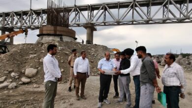 Photo of मंडल रेल प्रबंधक द्वारा रेलवे पुल संख्या -17 और कठुआ – माधोपुर पंजाब रेल खंड का व्यापक निरीक्षण