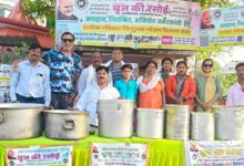 Photo of सेवा ही सहारा : इण्डियन हेल्पलाइन सोसाइटी की बृज की रसोई पहुँची आग से उजड़े परिवारों के बीच