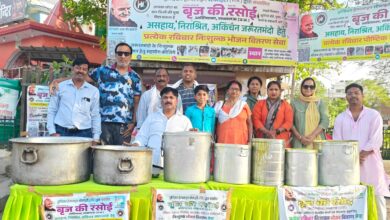 Photo of सेवा ही सहारा : इण्डियन हेल्पलाइन सोसाइटी की बृज की रसोई पहुँची आग से उजड़े परिवारों के बीच