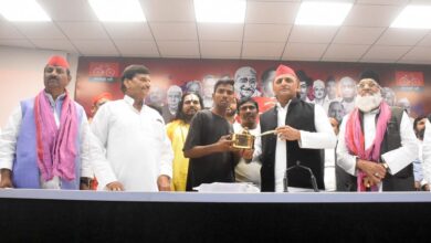 Photo of अखिलेश यादव ने फतेहपुर के आर्यन यादव को चाय बनाने के लिए तांबे के बर्तनों का सेट भेंट किया