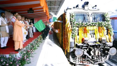 Photo of उप्र सरकार द्वारा ‘सोमनाथ स्वाभिमान पर्व’ पर 1008 श्रद्धालुओं एवं पेशेवरों को सोमनाथ यात्रा के लिए विशेष ट्रेन से हरी झंडी दिखाकर रवाना किया गया