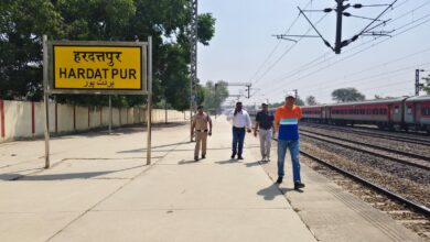 Photo of पूर्वोत्तर रेलवे : वाराणसी मंडल रेल प्रबंधक, आशीष जैन द्वारा हरदत्तपुर, राजातालाब समपार का औचक निरीक्षण