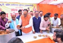 Photo of लखनऊ प्रेस क्लब के भंडारे में श्रद्धालुओं की उमड़ी भीड़