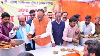 Photo of लखनऊ प्रेस क्लब के भंडारे में श्रद्धालुओं की उमड़ी भीड़