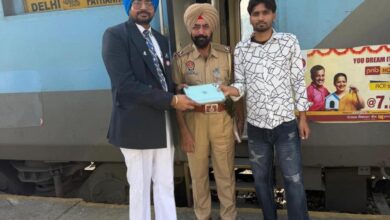 Photo of जम्मू मंडल की ईमानदारी : दो अलग-अलग मामलों में यात्रियों का कीमती सामान और बैग सुरक्षित लौटाया