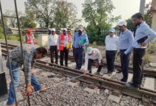 Photo of मंडल रेल प्रबंधक द्वारा प्रतापगढ़–जंघई रेल खण्ड पर गौरा से नीभापुर रेल लाइन दोहरीकरण कार्यों का निरीक्षण