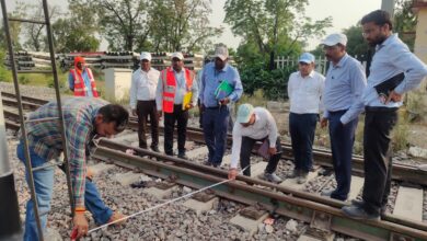Photo of मंडल रेल प्रबंधक द्वारा प्रतापगढ़–जंघई रेल खण्ड पर गौरा से नीभापुर रेल लाइन दोहरीकरण कार्यों का निरीक्षण
