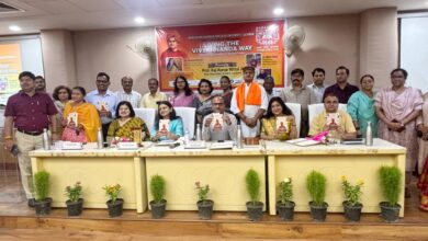 Photo of बीबीएयू में ‘लिविंग द विवेकानंद वे’ पुस्तक पर संवाद सत्र आयोजित: युवाओं को आत्मचिंतन एवं चरित्र निर्माण संदेश