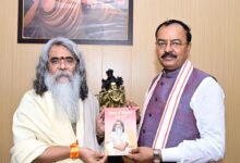 Photo of उप मुख्यमंत्री मौर्य ने स्वामी मधुसूदन जी महाराज का लिया आशीर्वाद