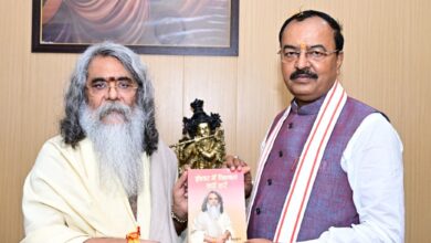 Photo of उप मुख्यमंत्री मौर्य ने स्वामी मधुसूदन जी महाराज का लिया आशीर्वाद