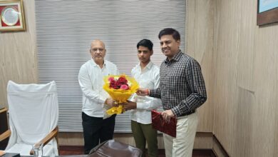 Photo of आर्थिक अभावों के साथ छात्र शिवा JEE Advanced 2026 में सफल, माध्यमिक शिक्षा निदेशक ने किया सम्मानित