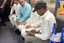 Photo of केंद्रीय रेल मंत्री वैष्णव ने कोलकाता मेट्रो में की यात्रा
