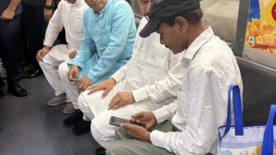 Photo of केंद्रीय रेल मंत्री वैष्णव ने कोलकाता मेट्रो में की यात्रा