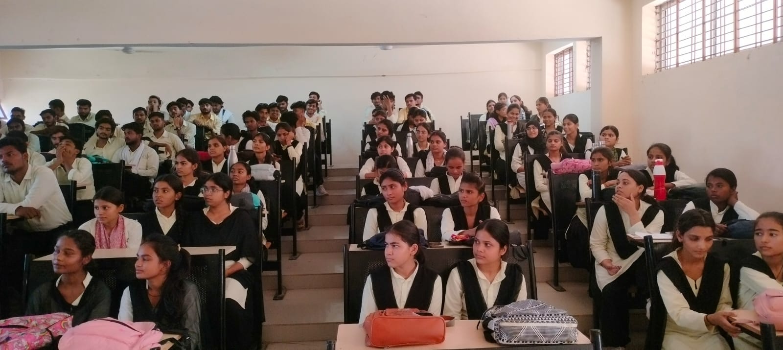 ग्रामोदय विश्वविद्यालय के विज्ञान भवन में विद्यार्थियों ने नशा मुक्ति जीवन जीने का संकल्य लिया