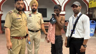 Photo of जम्मू मण्डल – रेलवे चेकिंग स्टाफ ने यात्री का खोया मोबाइल लौटाया, अनाधिकृत यात्री जीआरपी को सौंपा