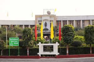 मन की बात से आत्मनिर्भरता, वैज्ञानिक सोच और सामाजिक उत्तरदायित्व का संदेश मिला : कुलगुरु प्रो. चौबे