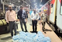 Photo of गोमतीनगर स्टेशन पर पुष्पक व कामाख्या एक्सप्रेस से अनाधिकृत वेंडिंग से 840 अवैध पानी की बोतलें जब्त