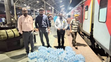Photo of गोमतीनगर स्टेशन पर पुष्पक व कामाख्या एक्सप्रेस से अनाधिकृत वेंडिंग से 840 अवैध पानी की बोतलें जब्त