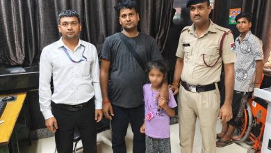 Photo of जम्मू मंडल : चेकिंग स्टाफ की तत्परता से वापस हुआ यात्री का सूटकेस, बिछड़ी बच्ची को माता-पिता से मिलाया