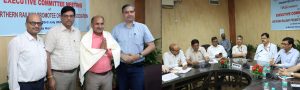 उत्तर रेलवे प्रमोटी अधिकारी एसोसिएशन की एग्जीक्यूटिव काउंसिल बैठक में वरिष्ठ जनसंपर्क अधिकारी राजेश खरे का सम्मान