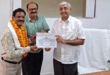 Photo of ग्रामोदय विश्वविद्यालय ने योग शिक्षक डॉ अशोक दुबे एवं लैब टेक्निशियन पन्नी लाल सेन को दी सेवानिवृत विदाई