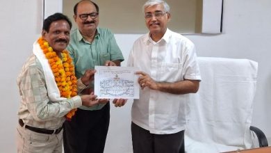 Photo of ग्रामोदय विश्वविद्यालय ने योग शिक्षक डॉ अशोक दुबे एवं लैब टेक्निशियन पन्नी लाल सेन को दी सेवानिवृत विदाई
