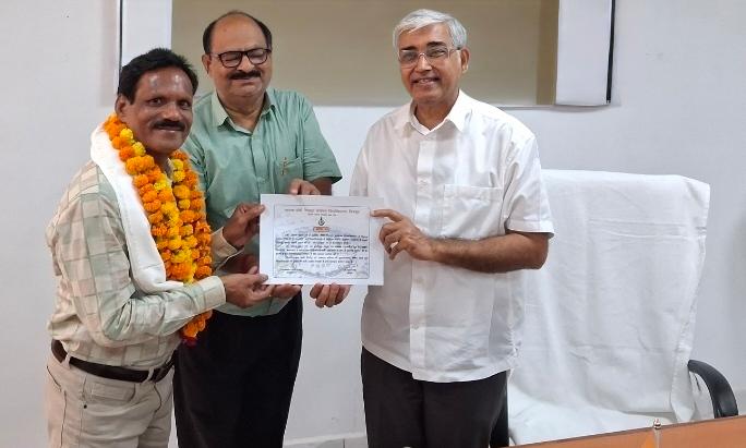 ग्रामोदय विश्वविद्यालय ने योग शिक्षक डॉ अशोक दुबे एवं लैब टेक्निशियन पन्नी लाल सेन को दी सेवानिवृत विदाई