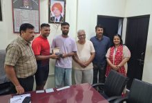 Photo of क्रिकेटर मानव सुथार को कैप्टन शशिकिरण ने दिया रेल मोमेंटो – कोच धीरज शर्मा को मिली तारीफ़